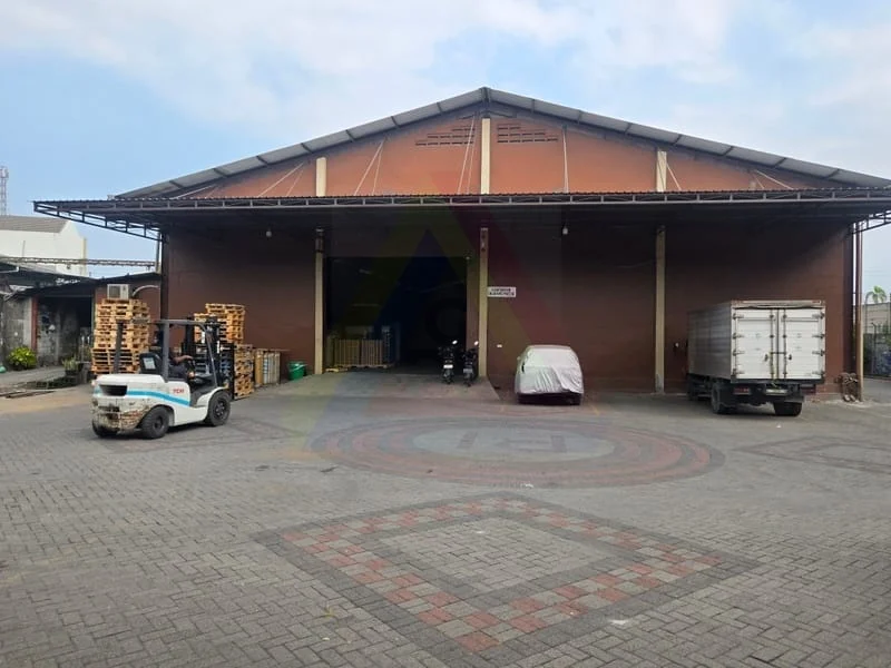 Area Depan Gudang dan Bongkar Muat